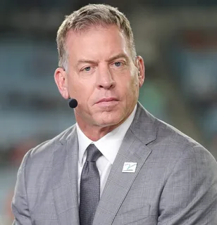 Troy Aikman Sparks Controversy! After blasting Harrison Butker for the Chiefs’ loss to the Broncos, Andy Reid storms into the postgame presser with a fiery defense that leaves reporters stunned